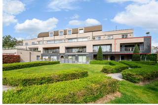 This move-in ready apartment, located in Bellestraat, is in an excellent location just outside the city center, with easy access to major...