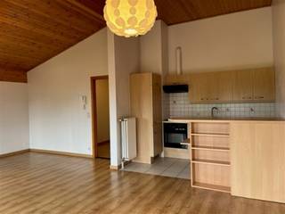 <p><span>Dit instapklaar appartement is gelegen in het hartje van Oelegem.</span></p><p><span> </span></p><p><span>Via een privé trap hebt u toegang tot het appartement.</span></p><p><span>Het appartement bestaat uit:</span></p><p><span>- Inkomhal </span></p><p><span>- Toilet met handwasser</span></p><p><span>- Ruime leefruimte met open keuken, aansluitend gezellig terras</span></p><p><span>- Berging met wasmachine en droogkast aansluiting</span></p><p><span>- slaapkamer</span></p><p><span>- Badkamer met dubbele lavabo, douche & bad</span></p><p><span> </span></p><p><span>Tevens een ruime opbergzolder, bereikbaar via de berging.</span></p><p><span> </span></p><p><span>Verder is er nog een fietsenberging & privé autostaanplaats aanwezig. </span></p>