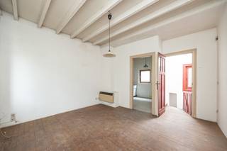 <div>
<div>
<div>
<div>
<p>Située dans la très animée Reyndersstraat, cette charmante maison de ville séduit par son caractère authentique et ses nombreuses possibilités d’aménagement.<span></span></p>
<p>La façade typiquement anversoise attire immédiatement l’attention, tandis que l’intérieur a conservé plusieurs éléments d’origine, notamment <strong>des plafonds à poutres en bois, des murs en briques apparentes, des menuiseries en bois d’origine et des planchers en bois authentiques</strong>.</p>
<p>Grâce à ses différents niveaux, le bien peut être aménagé et réorganisé selon vos besoins et vos envies.</p>
<p>La combinaison de <strong>son emplacement central, de son architecture pleine de caractère et de son potentiel de rénovation</strong> en fait une opportunité intéressante pour ceux qui recherchent un bien avec cachet et potentiel.</p>
</div>
</div>
</div>
</div>
<div></div>
<div></div>
<p></p>