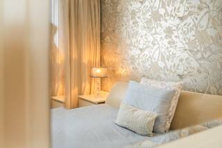 Welkom in het centrum van <strong>Melsele,</strong> waar dit unieke <strong>woning met de handelsruimte van ca. 360 m²</strong> bewoonbare <strong>oppervlakte</strong> op een perceel van <strong>160 m²</strong> een zeldzame kans biedt voor ondernemers, investeerders en creatieve geesten. Dankzij de <strong>zichtlocatie op een drukke invalsweg</strong> geniet je hier van maximale visibiliteit én bereikbaarheid. We stappen binnen via de <strong>karaktervolle gevel,</strong> die meteen in het oog springt en een professionele uitstraling geeft.<br />De deur opent naar een <strong>ruime toonzaal,</strong> ideaal als winkelruimte, showroom of praktijk. De royale indeling biedt eindeloze mogelijkheden om jouw commerciële concept hier tot leven te brengen.<br />Vanuit de toonzaal lopen we door naar de <strong>gezellige binnenkoer</strong> – een charmante buitenruimte die kan dienen als ontspanningsplek of ontvangstruimte.<br />Aansluitend vinden we <strong>de achterbouw met werkatelier,</strong> perfect geschikt voor opslag, productie of creatieve invulling.<br /><br />Op de verdieping bevindt zich een <strong>volwaardig woongedeelte met aparte toegang</strong>. Dit maakt het gebouw ideaal voor wie wonen en werken wil combineren.<br />Bovenop dit alles zijn er nog <strong>twee grote zolderruimtes</strong> die flexibiliteit bieden: uitbreiding van de woonruimte, kantoor, atelier of extra stockageruimte.<br /><br /><u><strong>Waarom dit pand uniek is:</strong></u>
<ul>
<li>360 m² multifunctionele bewoonbare oppervlakte</li>
<li>Woongelegenheid, Opslagruimte en én één Commerciële ruimte,</li>
<li>Authentieke gevel met uitstraling en charme</li>
<li>Binnenkoer en achterbouw met werkatelier</li>
<li>Aparte toegang tot het woongedeelte</li>
<li>Twee ruime zolders voor stockage of uitbreiding</li>
<li>Zichtlocatie in de levendige dorpskern van Melsele</li>
</ul>
<u><strong>Technisch</strong></u>
<ul>
<li>EPC: Label F <strong>-> Een label D is makkelijk te behalen door het plaatsen van dakisolatie. De verkopers willen hierin tegemoetkomen.</strong></li>
<li>G-&P-score: C&C</li>
<li>Stedenbouwkundige info: Wg – Vg – Gvv – Gmo – Gvkr</li>
<li>Renovatieplicht van toepassing</li>
</ul>
Deze woning is meer dan vier muren – het is een canvas voor jouw onderneming, een thuisbasis en een investering in de toekomst.<br />Laat deze <strong>unieke kans</strong> niet voorbijgaan en plan vandaag nog jouw bezoek <strong>via 0465 00 38 27 of 03 369 70 33.</strong><br />