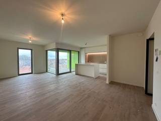 In Knokke-Heist verrijst een nieuwe landmark, naar een ontwerp van het internationaal gerenommeerd architectenbureau Jakob + MacFarlane en uitgevoerd door B2Ai.<br />Dit appartement is gelegen op de 4e verdieping en genietend van een open zicht.<br />Indeling:<br />Inkomhal met gastentoilet en vestiaire. Lichtrijke leefruimte en open keuken, terras van 6,30m2. Eerste volwaardige slaapkamer met ingemaakte kasten en aparte badkamer (bad + dubbele lavabo). Tweede volwaardige slaapkamer eveneens met ingemaakte kasten en ensuite douchekamer. Derde kamer ideaal voor een dressing/bureau. Berging met plaats voor was- en droogmachine.<br />Incl. gemeenschappelijke fietsenberging + mogelijkheid tot aankoop van een inpandige privatieve kelderberging, fietsbox en garage(staanplaatsen/boxen). Qua technieken is het gebouw voorzien van een moderne afwerking en tevens voorzien van een warmtepomp in combinatie van Geothermie.<br /><br />Hoost zorgt voor een unieke beleving en een instant vakantiegevoel.