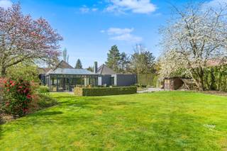 Deze postmodernistische architectenvilla uit de jaren 80 kenmerkt zich door haar eigenzinnige stijl en de vele raampartijen die zorgen voor...