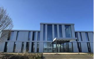 Semi-industriële gebouw dat magazijn-, kantoor- en polyvalente ruimtes combineert.Het pand is gelegen aan de Evenementenlaan 7 in 3001 Heverlee, in...