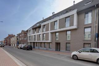 Gelegen in centrum Tielt, in residentie Pieter Masiere, vinden we dit perfect onderhouden en ruime penthouse met 3 slaapkamers, autostaanplaatsen...