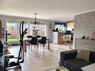 Dit<strong> ruim appartement</strong> beschikt over<strong> twee slaapkamers</strong> en bevindt zich vlakbij het dorpsplein van <strong>Drongen</strong>.<br /><br />Het appartement omvat een inkomhal die toegang biedt tot de lichtrijke woonkamer. De grote raampartijen zorgen voor een <strong>natuurlijke lichtinval</strong> en bieden toegang tot het zonnig en ruim <strong>terras </strong>met zicht op de Drongense kerktoren. Aansluitend bevindt zich de <strong>volledig voorziene keuken</strong> met keukenberging. Verder is er een eerste ruime slaapkamer, en een tweede kleinere slaapkamer die naargelang de woonwensen ook kan dienen als bureau, dressing, hobbykamer, etc. Verder is er nog de badkamer, een aparte berging met aansluiting voor een wasmachine, en een apart toilet. In de kelderverdieping is er nog een<strong> private kelderberging</strong>.<br /><br />Met een gunstig <strong>EPC label B</strong> voldoet het appartement aan de huidige normen. Winkels, openbaar vervoer en diverse andere faciliteiten bevinden zich op wandel- en fietsafstand. Ook het Gentse stadcentrum bevindt zich slechts op zo'n kwartiertje fietsen. <br /><br />Bij het appartement hoort ook een <strong>private autostaanplaats</strong>. Deze is inbegrepen in de maandelijkse huurprijs.<br /><br />De gemeenschappelijke syndicale kosten bedragen €100 per maand. <br /><br />Het appartement is ten laatste beschikbaar op 15/01/2027.<br /><br />Interesse in dit ruim appartement met terras en autostaanplaats op een <strong>toplocatie</strong> te Drongen? <strong>Contacteer Gijs</strong> via gijs@convas.be voor een bezoek ter plaatse.