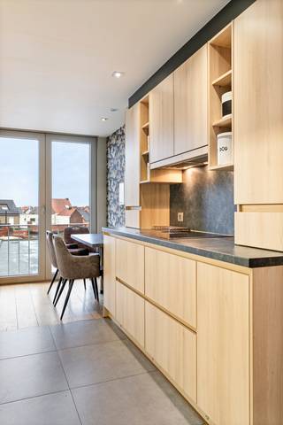 <p><strong>Instapklaar en verzorgd appartement met 2 slaapkamers en garage in het centrum van Desselgem</strong></p>
<p>Op zoek naar een instapklaar appartement op een centrale ligging? Dit volledig gerenoveerde appartement in het hart van Desselgem combineert comfort, een praktische indeling en een uitstekende bereikbaarheid. Winkels, scholen en openbaar vervoer bevinden zich op wandelafstand. Dankzij de lichtrijke leefruimte, het zonnige terras en het energiezuinige EPC-label B geniet u hier van aangenaam en zorgeloos wonen.</p>
<p><strong>Indeling</strong></p>
<p>Ruime inkomhal met gastentoilet, lichtrijke leefruimte met eetplaats, functionele keuken met voldoende opbergruimte, twee volwaardige slaapkamers, badkamer met douche en lavabo, praktische berging en een zonnig terras.</p>
<p><strong>Troeven</strong></p>
<ul><li>
<p>Volledig gerenoveerd en instapklaar</p>
</li><li>
<p>Twee volwaardige slaapkamers</p>
</li><li>
<p>Zonnig terras</p>
</li><li>
<p>Energiezuinig (EPC-label B)</p>
</li><li>
<p>Garage inbegrepen</p>
</li><li>
<p>Centrale ligging in het centrum van Desselgem</p>
</li></ul>
<p>Wenst u meer informatie of een bezoek ter plaatse? Contacteer ERA-makelaar Sofie Bossuyt via 0474 222 182.</p>
