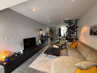 🏡 Instapklare en energiezuinige woning met zonnige tuin in Wondelgem ☀️<br /><br />Op zoek naar een volledig gerenoveerde woning met veel licht, een gezellige tuin en een uitstekende bereikbaarheid? Dan is deze instapklare woning van 132 m² zeker een bezoek waard!<br /><br />📍 Gelegen in Wondelgem, vlakbij het station en op wandelafstand van bushaltes, met een uitstekende Mobiscore van 8,6/10. Gratis parkeren in de straat.<br />Bij het binnenkomen kom je in een aparte inkomhal die toegang geeft tot de ruime en lichtrijke leefruimte. De woning loopt mooi door naar de open keuken, voorzien van een lichtkoepel en een groot schuifraam dat uitgeeft op de tuin.<br /><br />🌿 Buiten geniet je van een gezellige zuidwestgerichte tuin met zowel een terras vooraan als achteraan — ideaal om de hele dag en tot ’s avonds van de zon te genieten.<br />Achter de keuken bevindt zich nog een praktische ruimte met toilet, wasplaats en extra bergruimte.<br /><br />Op de eerste verdieping vind je een ruime slaapkamer en een volledig vernieuwde badkamer afgewerkt met hoogwaardige materialen: dubbele lavabo, inloopdouche, ligbad en toilet.<br />De tweede verdieping telt nog twee extra kamers, momenteel ingericht als bureauruimtes, perfect als slaapkamers, hobbyruimte of home office.<br /><br />✨ De woning werd recent volledig gerenoveerd en voorzien van:<br /><br />• Nieuwe hoogrendementsramen voorzien van muggenraam<br />• Elektrische rolluik in eerste slaapkamer en black-out veluxen in de andere slaapkamers.<br />• Nieuwe veilige en geïsoleerde voordeur<br />• Geïsoleerde gevels met crepi aan voor- en achterzijde<br />• Gascondensatieketel<br />• Airco-installatie op de tweede verdieping<br />• Infraroodverwarming in de badkamer<br />• Conforme elektriciteit<br />• Asbestveilig attest beschikbaar<br />⦁ EPC 113 – Label B (Geen Renovatieplicht!)<br /><br />Een warme, moderne en energiezuinige woning waar je meteen kan intrekken, op een toplocatie dichtbij Gent.<br /><br />📩 Interesse of graag een bezoek op 13-14 Juni?<br /><br />Neem gerust contact op: 0499/38.56.61 of via yentlvdb@msn.com<br />