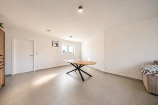 Op zoek naar een instapklare woning in een rustige omgeving? Dan is deze volledig gerenoveerde woning in Bovekerke zeker een bezoek waard. Met haar energiezuinige EPC B, drie slaapkamers, aangename leefruimtes en gezellige tuin heeft deze eigendom alle troeven in handen om uw nieuwe thuis te worden.<br /><br />De indeling is als volgt: op het gelijkvloers vindt u een bureauruimte die eveneens als slaapkamer kan dienen, een badkamer, een praktische berging, een volledig geïnstalleerde keuken en een ruime, lichtrijke leefruimte met een aangenaam zicht op de tuin.<br />Op de eerste verdieping bevinden zich twee ruime slaapkamers. Daarnaast beschikt de woning nog over een ruime zolder, ideaal als extra bergruimte.<br /><br />Buiten geniet u van een zonnige, zuidgerichte tuin waar u in alle rust kunt ontspannen. Daarnaast beschikt de woning over een ruime binnenkoer met een handige zij-ingang, ideaal voor het stallen of binnenbrengen van fietsen en tuinmateriaal. Bovendien biedt deze toegang de mogelijkheid om boodschappen rechtstreeks tot aan de keuken te brengen.<br /><br />Interesse? Neem contact op met Ward via 0470 20 66 88 en plan uw bezoek in.