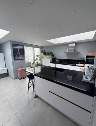 Ontdek deze gezellige, moderne woning in Stene (Oostende). Deze ruime woning is ideaal gelegen langs de Mariakerkelaan, vlak bij scholen, winkels en het openbaar vervoer. Een perfecte match voor gezinnen of starters die op zoek zijn naar comfort, ruimte en veel lichtinval!Indeling:• Gelijkvloers: Uitnodigende inkomhal, gastentoilet, gezellige woonkamer en een moderne keuken voorzien van een koelkast, vaatwasmachine combi microgolfoven en inductiekookplaat. Daarnaast is er een praktische opbergruimte met aansluiting voor een wasmachine en toegang tot het ruime terras.• Eerste verdieping: Moderne badkamer uitgerust met een toilet, douche en lavabomeubel, 2 ruime slaapkamers.• Tweede verdieping: Grote derde slaapkamer of hobbyruimte met toegang tot de kruipzolder.Pluspunten:• Zonnig terras met weinig inkijk (veel privacy)• Moderne keuken en badkamer met veel natuurlijk licht• Uitstekende ligging nabij scholen, winkels en openbaar vervoer• Ideale instapklare woning voor gezinnen of startersBent u geïnteresseerd in deze gezellige woning in Oostende? Contacteer ons vandaag nog voor een bezoek ter plaatse en ontdek zelf deze lichtrijke, moderne thuis!De algemene voorwaarden van Dewaele DIY kunt u steeds raadplegen via dewaele.com.Bestuursmaatregelen in het maatregelenregister: in aanvraag