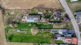 <p>Bouwgrond voor een halfopen woning van bijna 2000m² in Bierbeek.<br /><br />Op zoek naar de ideale locatie om uw droomwoning te realiseren? Deze bouwgrond van 1.926 m² biedt een unieke combinatie van rust, ruimte en een uitstekende bereikbaarheid.<br />Het aangeboden perceel ligt deels in woonuitbreidingsgebied (+- eerste 50m) en deels in agrarisch gebied. In het eerste deel mag er een halfopen eengezinswoning gebouwd worden met maximaal 2 bouwlagen en een hellend dak. <br /><br />Volgens de geldende voorschriften heeft het gelijkvloers een bouwdiepte van maximaal 15 meter, voor het eerste verdiep is dit 12 meter. In de tuin mag er een bijgebouw (vb. garage) van 40m² opgericht worden. De zuidwest oriëntatie van het perceel zorgt voor een zonovergoten tuin en de bestemming van het achterste deel zorgt ervoor dat er altijd een open en groen zicht zal zijn. <br /><br />De omgeving is rustig, landelijk en kent een uitstekende bereikbaarheid. Zowel scholen, winkels, recreatie en het centrum van Bierbeek zijn vlakbij. Door de nabijheid van belangrijke verbindingswegen is bv. ook Leuven heel vlot bereikbaar.<br /><br />Deze bouwgrond biedt een uitstekende kans voor wie een ruime gezinswoning wil realiseren in een groene omgeving, zonder in te boeten aan comfort en bereikbaarheid.<br /><br />Meer informatie of een bezoek ter plaatse? Neem gerust contact met ons op. Wij helpen u graag verder.<br /><br />De beelden met een voorbeeld van het bouwvolume zijn louter illustratief.</p>