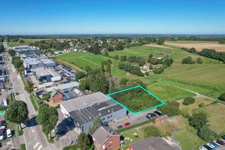 Gelegen in een KMO-zone van de tweede orde, biedt deze locatie een scala aan voordelen voor uw bedrijf en prikkelt het ook uw zintuigen met...