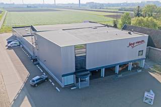 Het gelijkvloers heeft een oppervlakte van 2.375 m², aangevuld met 875 m² aan bovenverdiepingen. Het pand is strategisch gelegen op slechts...