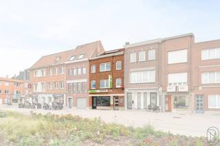 TOPGELEGEN HANDELSPAND MET WOONGEDEELTE (met aparte ingang) in het centrum van Kortrijk nabij het station en de Howest.<br />INDELING: Op het gelijkvloers vinden we een vernieuwd handelspand met 2 togen, ingemaakte kasten en achteraan een ruime bijkeuken met koelcel.<br />Op de 1ste verdieping is er een zeer ruime leefruimte, keuken en een 1e slaapkamer. op de 2e verdieping zijn er 2 slaapkamers en een badkamer.<br />Troeven: mogelijkheid tot terras langs de straatzijde, ligt op de weg tussen verschillende scholen en het station, GEEN RENOVATIEVERPLICHTING, Veel zon en mooi uitzicht op de<br />vernieuwde Appeltuin.<br />Meer info of plan je bezoek: WWW.IMMOBEGUIN.BE of info@immobeguin.be