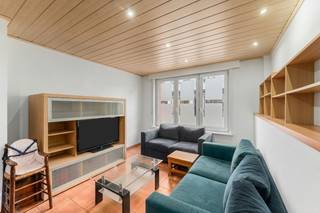 <p><strong>Ligging &amp; Indeling</strong><br />Op zoek naar een woning waar centraal leven, comfort en een verzorgde afwerking samenkomen? Maak dan kennis met deze statige woning in de Nieuwstraat 58 te Maldegem.</p>
<p>Dankzij de uitstekende ligging bevinden winkels, scholen, openbaar vervoer, horeca en andere dagelijkse voorzieningen zich op wandelafstand. Hier geniet u van het gemak van alles dichtbij, terwijl u toch over een aangename en ruime thuis beschikt.</p>
<p>De woning werd met zorg vernieuwd en is volledig instapklaar. Zo beschikt u over een nieuwe keuken en een nieuwe badkamer, waardoor u meteen kunt van start kan!</p>
<p>De woning omvat 2 slaapkamers met overloop naar de 3de slaapkamer, waardoor het zowel geschikt is voor gezinnen als voor koppels die graag beschikken over extra ruimte voor een bureau, hobby of logeerkamer.</p>
<p>Een bijkomende meerwaarde is de inpandige garage, bijzonder praktisch in een centrale omgeving. Als kers op de taart beschikt de woning over een zonnig dakterras, de ideale plek om te ontspannen, gezellig te tafelen of te genieten van een zonnige dag.<br /><br /><strong>Troeven</strong></p>
<ul><li><strong>Statige woning op centrale ligging</strong></li><li><strong>CONFORME elektrische keuring</strong></li><li><strong>Alle voorzieningen op wandelafstand</strong></li><li><strong>GEEN renovatieverplichting</strong></li><li><strong>Nieuwe keuken</strong></li><li><strong>Nieuwe badkamer</strong></li><li><strong>2 slaapkamers met overloop naar 3de slaapkamer</strong></li><li><strong>Inpandige garage</strong></li><li><strong>Zonnig dakterras</strong></li><li><strong>Volledig instapklaar</strong></li></ul>
<strong>UW DROOMWONING? ZO GEVONDEN!</strong><br />