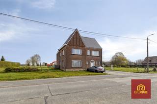 Deze ruime perfect instapklare woning is een aanrader ! Via de inkomhall komt u in een grote lichtrijke leefruimte en volledig ingebouwde keuken...