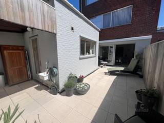 <p><span>Vastgoedopportuniteit</span><span>. Triplex appartement. Mits vergunning opsplitsbaar.</span></p><p><span> </span><span>UNIEK TRIPLEX-APPARTEMENT MET UITZONDERLIJK TERRAS – VERDIEPINGEN OPSPLITSBAAR (MITS VERGUNNING)</span></p><p><span>Ontdek dit zeldzame aanbod: een ruim en lichtrijk triplex-appartement dat comfort, potentieel en locatie perfect combineert. Gelegen in een gebouw met lift, biedt dit pand op drie verdiepingen niet alleen een zee van ruimte, maar ook diverse mogelijkheden naar de toekomst toe.  De handelsruimte gelijkvloers en verdieping 1 maken geen deel uit van deze verkoop en is volledig gescheiden (aparte inkom en gebruik).</span></p><p><span>Indeling &amp; troeven:</span></p><ul><li><span>Drie ruime verdiepingen</span><span>, elk met een logische en praktische indeling – ideaal voor wie ruimte zoekt of wil investeren in meerdere eenheden.</span></li><li><span>Uitzonderlijk terras</span><span> op de eerste verdieping: een buitenoase waar u in alle privacy kunt genieten van zon en rust.</span></li><li><span>Lift aanwezig</span><span> in het gebouw – een absolute meerwaarde voor dagelijks comfort.</span></li><li><span>Ruime kelder</span><span> – ideaal voor extra opslag of hobbyruimte.</span></li><li><span>Mogelijkheid tot opsplitsing</span><span> in meerdere wooneenheden (mits het verkrijgen van de nodige vergunningen) – interessant voor investeerders of grote gezinnen.  </span></li></ul><p><span>Een concreet advies kan echter pas gegeven worden aan de hand van een concreet voorontwerp</span></p><p><span>Deze woning biedt zowel de charme van ruim wonen als het potentieel van een slimme investering. Ondanks dat dit gebouw is gelegen in een winkelstraat, is het er zeer rustig wonen.  Alle voorzieningen op wandelafstand.</span></p><p><span>Een zeldzame kans voor wie zoekt naar ruimte, licht en toekomstmogelijkheden.</span></p><p><span>Wenst u meer info of een bezichtiging? Contacteer ons gerust. Wij zijn dagelijks telefonisch bereikbaar via 0485 34 56 71.</span></p><p><span> </span></p>