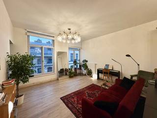 Sfeervol appartement op de tweede verdieping aan de Lange Nieuwstraat 42 B201. Het appartement beschikt over een ruime woonkamer met open keuken,...