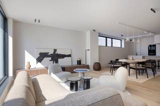 <p><strong>2 slaapkamer appartement in het prestigieus nieuwbouwproject “The Ensemble” in het hart van Assenede, waar stijl en comfort samenkomen in een unieke, karaktervolle omgeving.</strong><br /><br /><strong>Indeling<br /></strong>Men komt meteen uit in een hal met <strong>ingemaakte kasten</strong>, die toegang biedt tot de keuken en de leefruimte.<br />In de keuken bevindt zich een discreet geïntegreerde deur naar de berging, waar naast de technische installaties ook ruimte is voorzien voor wasmachine, droogkast en eventueel een extra koelkast en/of diepvries. De leefruimte geniet van een aangename lichtinval en geeft uit op het <strong>ruime terras.</strong><br />Rechts van de keuken bevindt zich de nachthal, waar men eerst het apart gastentoilet terugvindt, gevolgd door een <strong>eerste badkamer </strong>met ligbad en dubbele lavabo. Verder zijn er <strong>twee slaapkamers</strong>, waarvan de tweede beschikt over een <strong>ensuite badkamer </strong>met enkele lavabo en inloopdouche. <strong>Beide slaapkamers zijn voorzien van ingemaakte kasten.</strong><br /><strong><br />Bijzonderheden:<br /></strong>Enegielabel <strong>A</strong>;<br />Maandelijkse kosten: 50,- EUR / maand <em>[verbruik/onderhoud van de gemeenschappelijke delen (incl. lift)]</em><br />Optioneel bij te huren: een <strong>ondergrondse autostaanplaats</strong> en een <strong>kelderberging</strong> bij te huren voor 100,- EUR per maand.<strong><br /></strong>Optioneel bij te huren: <strong>polyvalente ruimte </strong>(toegankelijk via het terras) voor 300,- EUR per maand.<strong><br /><br />Ligging:<br /></strong>“The Ensemble” is uitstekend gelegen op de Markt van Assenede, in de Stadhuisstraat, pal naast het stadhuis en met een prachtig zicht op de kerk. U geniet hier van een centrale ligging met alle voorzieningen, winkels en horeca op wandelafstand, terwijl u tegelijkertijd woont in een charmante en sfeervolle omgeving.</p>