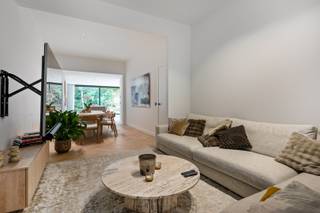 Deze halfopen woning op een zeer gegeerde ligging in het centrum van Brasschaat met een ruim terras en Zuidwest gerichte tuin is volledig gerenoveerd in 2022 naar hedendaagse normen is ingedeeld als volgt.<br /><br /><u><strong>Gelijkvloers:</strong></u><br />U betreedt de woning via de inkomhal die voorzien is van het gastentoilet met handenwasser, aansluitend de traphal met toegang tot de kelder en verdiepen. Op het gelijkvloers bevindt zich een ruime leefruimte +/- 27 m² die aansluit op de eetkamer met toegang tot de keuken +/- 30m². De keuken is voorzien van een kookeiland, inductie kookvuur, frigo, diepvries, afwasmachine, dampkap en een wijnkoelkast. De keuken omvat grote panoramische raampartijen en geeft toegang tot het zonnige terras en de tuin. <br /><br /><u><strong>Verdieping 1:</strong></u><br />Op de eerste verdieping bevindt zich de masterbedroom +/- 20 m² die voorzien is van ingebouwde kasten met aansluitend een eerste badkamer +/- 15 m² die voorzien is van een ligbad, inloopdouche, dubbele lavabo, toilet en handdoekdroger. <br /><br /><u><strong>Verdieping 2:</strong></u><br />Op deze verdieping bevinden zich twee slaapkamers die voorzien zijn van ingebouwde kasten van +/- 17 m² en +/- 14 m² die een badkamer delen die voorzien is van een douche en lavabo.<br /><br /><u><strong>Kelder:</strong></u><br />Ruime ondergrondse kelder voor de technische installaties met bergruimte.<br /><br /><u><strong>Tuin + terras:</strong></u><br />Aan de achterzijde van de woning bevindt zich een terras van +/- 25 m² die uitgeeft op de Zuidwestgerichte tuin.<br />Aan de voorzijde van de woning is er parkeergelegenheid voorzien voor drie wagens. <br />