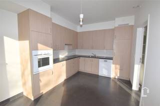 Ruim, recent gelijkvloers appartement in centrum Sint-Denijs-Westerm Het appartement is gelegen in het dorp van Sint-Denijs-Westrem, dichtbij alle...