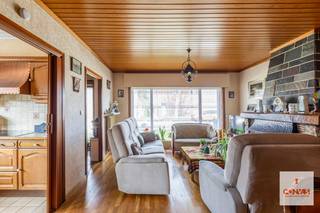 Deze charmante laagbouwwoning met twee slaapkamers is gelegen in een rustige woonwijk in het gegeerde Drongen. Via de inkomhal kom je in de...