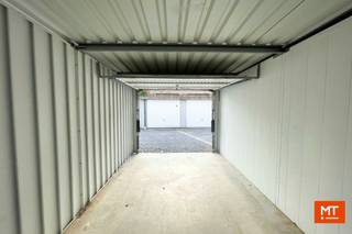 <strong>Kortrijk: Garagebox te koop</strong><br /><br />Te koop: een garagebox gelegen aan de Brugsesteenweg 55, achter een afgesloten automatische poort.<br /><br /><strong>Details</strong><br />- Afmetingen: 2,90 m x 5,39 m<br />- Hoogte: 2,39 m<br />- Bouwjaar: 2014<br />- Geen elektriciteit of wateraansluiting<br />- Voorzien van een manuele kantelpoort<br /><br />De garage is momenteel verhuurd voor €75 per maand. De huurovereenkomst kan te allen tijde beëindigd worden via aangetekende brief, met een opzegtermijn van 3 maanden.<br /><br />Gemeenschappelijke kosten in het jaar 2024: 37€/jaar.<br /><br /><strong>Interesse of meer info?</strong><br />Contacteer Eden op 0470 43 78 21 of mail naar info@minthus.be