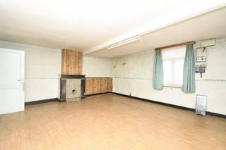 Deze woning biedt tal van mogelijkheden voor wie graag een renovatieproject aangaat of op zoek is naar een perceel voor een open bebouwing.<br />Dankzij de gunstige regeling kan je bovendien genieten van het <strong>6% BTW-tarief bij afbraak en wederopbouw</strong> (onder bepaalde voorwaarden).<br />Raming/Offerte afbraak woning ter inzage te verkrijgen via kantoor.<br /><br />Indeling huidige woning:<br />Gelijkvloers: gezellige living, aparte eetkamer, keuken en twee kamers die naar wens kunnen worden ingericht.<br />Eerste verdieping: twee bijkomende kamers.<br />Buitenruimte: ruime tuin met bijgebouw, ideaal als opslag of hobbyruimte.<br /><br />Of je nu kiest om deze woning volledig te renoveren naar eigen smaak, of om een nieuwe thuis te realiseren op dit perceel, hier liggen de mogelijkheden volledig open.<br /><strong>Troeven</strong>:
<ul>
<li>Ruim perceel met tuin en bijgebouw</li>
<li>Mogelijkheid tot 6% BTW-tarief bij afbraak en wederopbouw</li>
<li>Zowel geschikt voor renovatie als nieuwbouw</li>
</ul>
Renovatieverplichting residentiële gebouwen van toepassing. Meer info: https://www.vlaanderen.be/een-huis-of-appartement-kopen/renovatieverplichting-voor-residentiele-gebouwen<br /><br />Ben je op zoek naar een uitdaging met veel potentieel? Plan dan snel een bezoek en ontdek de mogelijkheden!<br />Ben je ook van plan jouw eigendom te verkopen? Maak een afspraak voor een gratis schatting, wij maken er samen een succesverhaal van.