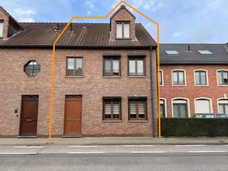 <span>Ruime goed gelegen familie woning met garage en tuin.<br />Volledig gerenoveerd, instapklaar<br /><br />✅ 4 slaapkamers<br />✅ 2 badkamers<br />✅ Open ingerichte keuken<br />✅ Veranda met schuifraam naar de tuin<br />✅ Dressing<br />✅ Tuin<br />✅ Garage<br /><br />✅ EPC label C<br />✅ Geen asbest<br />✅ Goedgekeurd elektrischt installaties.<br /><br />Top aanbieding voor de snelle beslisser.<br /><br /></span>