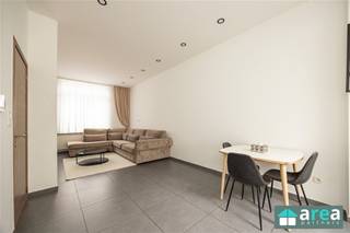 <p><span>Achter deze verzorgde gevel schuilt een charmante en gerenoveerde ééngezinwoning in het hippe Boho. Deze instapklare woning combineert hedendaags comfort met een moderne uitstraling en beschikt over drie slaapkamers en een noordgerichte stadskoer. Dankzij de uitstekende ligging bevindt u zich op een steenworp van tal van hippe adresjes, gezellige cafés en restaurants. Bovendien biedt de directe omgeving een uitgebreid aanbod aan voorzieningen: winkels, scholen, apotheken en openbaar vervoer zijn allemaal vlot bereikbaar. </span></p><p><span> </span></p><p><span>Grootste troeven:</span></p><p><span>-Centrale locatie</span></p><p><span>-Instapklare woning, mooi gerenoveerd</span></p><p><span>-Gunstig EPC (B) van 150kWh/(m²jaar)</span></p><p><span>-Geïsoleerd dak , voor- en achtergevel</span></p><p><span>-Noordgerichte stadskoer</span></p><p><span> </span></p><p><span>Indeling:</span></p><p><span>-Kelder: praktische kelder (30m²), ideaal voor stockage.</span></p><p><span>-GLVL: Langs voorzijde treffen we de ruime en lichte living. De hoge plafonds zorgen voor een comfortabel gevoel. De living gaat naadloos over in de eetkamer en keuken. Achteraan bevindt zich de volledig geïnstalleerd keuken met keukeneiland, met doorgang naar de noordgerichte stadskoer (10m²). Tot slot is er nog een apart toilet beschikbaar.</span></p><p><span>-V1: Hier treffen we de 1ste volwaardige slaapkamer (17m²) terug alsook een ruime, ingerichte badkamer (12m²) met inloopdouche, ligbad, WC en aansluiting voor het wasmachine en droogkast.</span></p><p><span>-V2: Bovenaan bevinden zich de laatste 2 slaapkamers (17m² &amp; 12m²). Vanuit de traphal is er tevens toegang tot de zolderruimte (18m²) met opbergmogelijkheden.</span></p><p><span> </span></p><p><span>Voor meer informatie kan u terecht bij Area Partners: Info@area.be of 03/284.60.60</span></p>