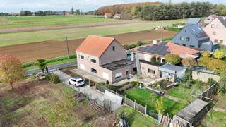 Deze ruime woning gelegen in een rustig woongebied met landelijk karakter biedt een doordachte indeling en tal van mogelijkheden. Op het...