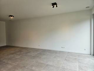 BEZOEK AANVRAGEN ENKEL MOGELIJK VIA VOLGENDE LINK: <br />https://verlinden.mijnhuurprofiel.be/property/d36f8e42-ff38-4704-ba82-2a05269f8b20<br /><br />Deze nieuwbouwwoning is gelegen in het centrum van Mol op wandelafstand van winkels, scholen, openbaar vervoer... en met een vlotte verbinding naar de omliggende gemeenten. In de nabije omgeving is voldoende parkeergelegenheid aanwezig.<br /><br />Via de inkomhal met gastentoilet en ingemaakte kasten kom je in de leefruimte met open keuken terecht. Deze is uitgerust met een vaatwasser, combi-oven, inductiekookplaat, afzuigkap, spoelbak, koelkast en voldoende opbergruimte.<br /><br />Vanuit de leefruimte heb je zicht op de gezellige, volledig omheinde tuin.<br /><br />Op de eerste verdieping vind je 2 slaapkamers terug en de badkamer, deze is voorzien van een ligbad, inloopdouche en dubbele wastafel met meubel. Beide slaapkamers zijn voorzien van screens. Op de tweede verdieping is een derde ruime slaapkamer aanwezig en de technische ruimte.<br /><br />De inpandige garage biedt niet alleen plaats voor de wagen, maar heeft ook aansluitingen voor de wasmachine en extra bergruimte.<br /><br />Huurprijs: €1.300/maand | beschikbaarheid: onmiddellijk | EPB in opmaak