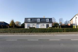 Prachtige klassieke villa met loods en tal van mogelijkheden te TieltLangs de Wakkensesteenweg, met achteraan een uitweg naar de Bossakkerstraat,...