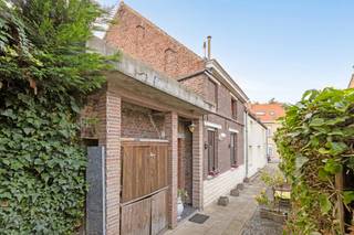 Deze karaktervolle, charmante 3-gevel woning is rustig gelegen en biedt tal van mogelijkheden voor wie op zoek is naar een warme eerste thuis. Op...