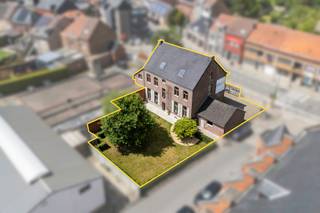 Vous cherchez une propriété qui impressionne vraiment ? Ce presbytère magnifiquement rénové allie grandeur historique et confort de vie contemporain. Les hauts plafonds, les cheminées d'origine, les grandes fenêtres et l'abondance de lumière et d'espace sont autant d'éléments qui attirent l'attention des amateurs de caractère et de classe.<br />Cette propriété offre plus qu'une simple habitation : avec plusieurs chambres, des espaces de vie spacieux et des pièces polyvalentes, c'est l'endroit idéal pour ceux qui recherchent de l'espace et de la flexibilité. Parfait pour les familles, les indépendants ou ceux qui souhaitent combiner un cabinet ou un bureau à domicile avec une vie confortable. Le grenier spacieux offre également de nombreuses possibilités d'extension.<br />L'aspect pratique n'est pas en reste dans cette maison : un sous-sol, un double garage et un jardin joliment aménagé et ne nécessitant que peu d'entretien apportent un confort supplémentaire.<br />L'emplacement ? Un avantage absolu : central, avec des magasins, des écoles et des transports publics accessibles à pied et un accès direct à l'autoroute E40. Vivre ici devient vraiment insouciant et efficace.<br /><br />Une opportunité unique pour ceux qui recherchent du caractère, du confort et un potentiel d'avenir. Planifiez rapidement votre visite à emilie@cornelis-partner.be - 0472 59 05 39 <br />C'est un bien qu'il faut absolument voir !