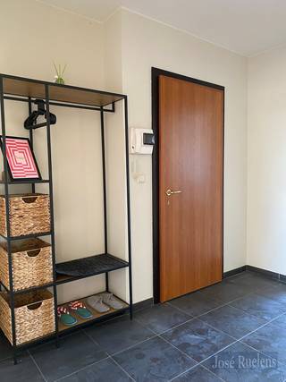 Goed en rustig gelegen dakappartement met 2 slaapkamers.<br /><br />Dit appartement werd gebouwd in 1994 en is nog in heel goede staat.<br /><br />Het appartement is gelegen op de derde verdieping van een kleinschalig gebouw met 8 appartementen. <br /><br />Het appartement bestaat uit een aangename inkomhal met gastentoilet, een lichtrijke woonkamer vooraan met aansluitend een volledig geïnstalleerde keuken en ruime berging met aansluiting voor een wasmachine. <br /><br />Achteraan zijn er 2 volwaardige, ruime slaapkamers gelegen en de badkamer voorzien van een douche in ligbad en dubbele lavabo in meubel.<br /><br />Vanuit de woonkamer is er toegang tot een aangenaam terras.<br /><br />Er is de mogelijkheid om een gesloten garagebox bij aan te kopen in de residentie.<br /><br />Momenteel is het appartement verhuurd met een jaar-contract. De huidige huurprijs bedraagt 1.320 euro + provisie van 60 euro.<br /><br />Bent u op zoek naar een instapklaar appartement op een rustige locatie binnen de ring van Lier en op wandelafstand van het winkels en het stadscentrum, kom en ontdek dit appartement. Maak uw afspraak voor een bezichtiging via info@immoruelens.be <br /><br />