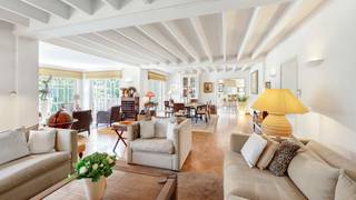 Alleenstaande villa in een rustige, residentiële wijk nabij het centrum van Knokke.<br /><br />De villa ligt op een perceel van 1.055 m² en heeft een royale bewoonbare oppervlakte van 368 m². Dankzij de rustige ligging en de uitstekende privacy is dit de ideale plek om volledig tot rust te komen.<br /><br />U betreedt de villa via een statige inkomhal met een imposante trap, gastentoilet en vestiaire. De lichtrijke woonkamer met sfeervolle open haard staat in directe verbinding met de eetkamer, waar u geniet van een prachtig zicht op de perfect onderhouden tuin en meerdere zonnige terrassen. De afzonderlijke, volledig uitgeruste keuken met gezellige ontbijthoek biedt alles wat u nodig heeft. Aansluitend bevindt zich een ruime berging en een inpandige garage voor twee wagens, evenals een technisch lokaal.<br /><br />Op het gelijkvloers is er tevens een bureau dat eventueel als extra slaapkamer kan worden gebruikt.<br /><br />De eerste verdieping biedt drie ruime slaapkamers, waaronder de luxueuze master bedroom met een ensuite badkamer en toegang tot een zonovergoten dakterras. Daarnaast is er een apart gastentoilet en een tweede, luxueus ingerichte badkamer.<br /><br />De villa beschikt over een ruime oprit met plaats voor vier wagens, en de prachtig aangelegde tuin rondom de woning biedt volop ruimte om te genieten van de rust en natuur.<br /><br />Kortom, een stijlvolle en uiterst goed onderhouden villa op een toplocatie in Knokke, die zowel comfort als privacy garandeert. Ideaal voor wie op zoek is naar een rustige en luxueuze woonervaring!