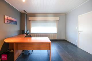 Inkomhal, bureel,  living met cassette, eetruimte, ingerichte keuken, 3 slaapkamers, dressing, badkamer met inloopdouche, zolder, kelder,...