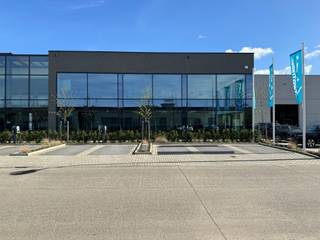 Dit standingvol bedrijfsgebouw is uitstekend gelegen in de industriezone 'De Tonne' en aldus vlakbij de N43 Gent-Kortrijk en op 5 minuten van de op-en afritten E17 Gent-Kortrijk.<br /><br />De beschikbare ruimte betreft het rechterdeel bovenaan en omvat 195m². De kantoorruimte maakt deel uit van een nieuw bedrijfsgebouw, beschikt over aparte sanitaire voorzieningen en individuele meters (EGW).<br /><br />Er zijn 4 parkeerplaatsen voorzien bij de kantoren, maar er kunnen er nog extra voorzien worden. <br /><br /><strong>Technisch:</strong><br />- BJ 2018<br />- vloerverwarming<br />- zonnewering<br />- airco<br />- apart sanitair<br />- vloer contactdozen <br />- zonnepanelen<br />- parking<br />- laadpalen<br />- buitenruimte<br /><br /><strong>Financieel:</strong><br />Onroerende voorheffing ten laste van de huurder.<br />Er wordt een voorschot gevraagd voor de verbruikskosten, poetshulp, ramen wassen, water, koffie en onderhoud airco. <br /><br />Contacteer Henry Van Tornhout voor bijkomende inlichtingen of een vrijblijvend plaatsbezoek via 0474 13 37 93 of via henry@kmovastgoed.be