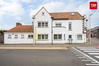 <p>Ontdek deze ruime instapklare woning in het hart van Sleidinge.</p>
<p>Deze woning met 175 m² bewoonbare oppervlakte is gelegen in het centrum van Sleidinge, op wandelafstand van scholen, winkels en openbaar vervoer.</p>
<p>Bij het betreden van de woning wordt u direct verrast door de ruime multifunctionele kamer. Deze ruimte leent zich perfect als handelsruimte maar kan ook dienen als fietsenberging, speelkamer, bureau of hobbyruimte. Vanuit hier heeft u toegang tot de centrale gang met toegang tot de woonkamer en trap.</p>
<p>De gezellige woonkamer biedt directe toegang tot de karaktervolle keuken. Deze ruime keuken met hoog plafond is volledig uitgerust met alle noodzakelijke toestellen en biedt voldoende werkruimte. Aansluitend vindt u een grote veranda, ideaal voor het plaatsen van een eettafel of als extra leefruimte.</p>
<p>Op de eerste verdieping bevinden zich drie ruime slaapkamers en een badkamer. Dankzij de grote raampartijen geniet elke kamer van veel natuurlijk licht en een aangenaam ruimtegevoel. <br />Op de 2e verdieping bevinden zich zowel nog een vierde slaapkamer, als een extra ruimte die perfect dienst kan doen als bureau of opslagplaats.</p>
<p>Tot slot is de woning voorzien van een groene, onderhoudsvriendelijke tuin met terras.</p>
<p>Kortom, deze woning is ideaal voor wie op zoek is naar ruimte, comfort en een goede ligging. <br /><br />Beschikbaar bij akte!<br /><br />Contacteer Top Vastgoed voor een bezoek op 0475 700 700!</p>
