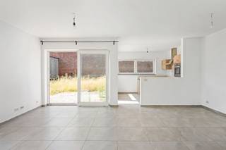 <p><span><strong>Instapklare halfopen bebouwing met 3 slaapkamers, garage en zonnige stadstuin</strong></span></p><p><span>Deze verzorgde halfopen bebouwing is rustig gelegen aan de stadsrand in woonerg ‘Neckebroek’ en biedt een ideale combinatie van wooncomfort, ruimte en energiezuinigheid. Met drie volwaardige slaapkamers, een ruime garage en een zonnige stadstuin is deze woning perfect voor gezinnen of koppels die op zoek zijn naar een instapklare thuis.</span></p><p><span><strong>Indeling:</strong> inkomhal met gastentoilet, lichtrijke leefruimte met open, volledig uitgeruste keuken en aansluitende berging. Op de verdieping bevinden zich drie slaapkamers, een badkamer met ligbad, douche en dubbele wastafel, en een apart toilet.</span></p><p><span>Verder beschikt de woning over een ruime garage met automatische poort, een private parkeerplaats en een volledig afgesloten tuin met terras. Dankzij de vloerverwarming, dubbele beglazing en het gunstige EPC-label B geniet je van een comfortabele en energiezuinige woning.</span></p><p><span>Te koop via Immo Beguin, jouw vastgoedexpert sinds 2009.</span></p><p><span>✉️ </span><span>emmy@immobeguin.be</span></p>