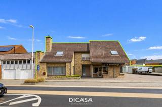 In de <strong>Hogestraat 30 te Hooglede</strong> bevindt zich dit <strong>bijzonder ruime handelspand </strong>met woonst en vier garages, gelegen op een perceel van 470 m². Dit eigendom biedt een uitstekende opportuniteit voor wie wonen en werken wil combineren, maar is ook <strong>perfect geschikt voor uiteenlopende commerciële activiteiten</strong> zoals traiteurzaak, winkel, kantoor, horeca of praktijkruimte.<br /><br /><strong><u>Gelijkvloers – handel en wooncomfort</u></strong><br />Aan de voorzijde bevindt zich de <strong>handelsruimte</strong>, momenteel nog ingericht als bakkerij. Deze omvat een winkelruimte, opbergruimte en een ruime werkplaats met onder meer een koelcel, ovens en uitgebreide stockage.<br />Aansluitend bevindt zich het woongedeelte met een keuken, lichtrijke living, bergruimte/wasplaats en een ruime inkomhal met gastentoilet. Vanuit de hal is er bovendien toegang tot een praktische kelder die extra opslagruimte biedt.<br /><br /><strong><u>Eerste verdieping – ruime woonmogelijkheden</u></strong><br />De eerste verdieping beschikt over drie ruime slaapkamers en een badkamer met bad, lavabo en toilet. Daarnaast is er een dressing en een extra kamer met sauna, die perfect kan worden ingericht als vierde slaapkamer, bureau of hobbyruimte.<br />Boven de voormalige werkplaats bevindt zich bovendien een zeer ruime zolder over de volledige oppervlakte, wat tal van mogelijkheden biedt voor uitbreiding of een extra invulling.<br /><br /><strong><u>Strategische ligging</u></strong><br />Het pand geniet een sterke <strong>commerciële ligging</strong> in de Hogestraat, met goede zichtbaarheid en een vlotte verbinding naar het centrum van Hooglede, Roeselare en de omliggende gemeenten. Ideaal voor wie een zaak wil uitbouwen op een goed bereikbare locatie.<br /><br /><strong>Troeven</strong>
<ul>
	<li><strong>Unieke combinatie</strong> van wonen en werken</li>
	<li>Voormalige bakkerij met professionele inrichting (heropstart of herbestemming mogelijk)</li>
	<li><strong>Vier garages</strong> met ruime parkeermogelijkheden</li>
	<li>Zeer grote zolder met aanzienlijk uitbreidingspotentieel voor bijkomende woon- of werkruimtes.</li>
	<li>Geschikt voor <strong>diverse commerciële activiteiten</strong></li>
</ul>
Ontdek zelf de troeven van dit unieke pand en laat u verrassen door de ruimte en commerciële mogelijkheden.<br />Neem gerust contact op met ons kantoor voor een vrijblijvend bezoek - 051/201.400.