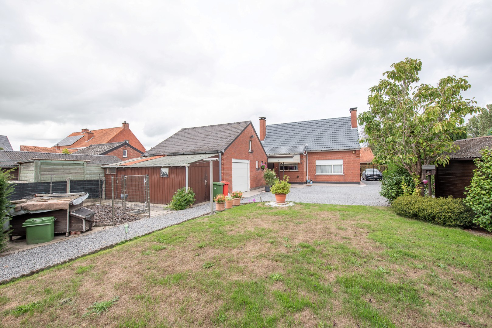 Goed onderhouden, open bebouwing met 3 slaapkamers op 831 m² - foto 5