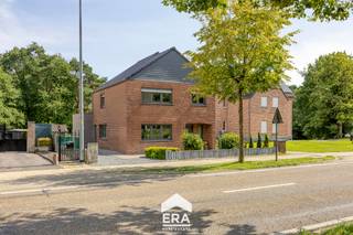 [[ DIT PAND NEEMT DEEL AAN DE ERA OPEN HUIZEN DAG OP 19/9 VAN 13:00 TOT 14:00 ]]
<p>Opglabbeek combineert voorzieningen met groen, en aan de Weg naar As zit je op beide vlot aangesloten. Het is een invalsweg, wat je in enkele minuten aan de oprit E314 richting As en Genk brengt, terwijl Recreatieoord Wilhelm Tell, de omliggende bossen en het wandelgebied voor de groene tegenhanger zorgen. De basisschool van Louwel en de winkels van het centrum liggen elk kort in de buurt.</p>

<p>Deze woning werd grondig aangepakt: een totaalrenovatie met aanbouw die de leefruimte op het gelijkvloers flink verruimde. Het resultaat is een lichtrijk, ruim woongedeelte op één niveau, waar leefruimte, keuken en tuin in elkaar overlopen. Die renovatie bracht meteen moderne technieken en isolatie mee: spouw- en dakisolatie, drievoudig glas, zonnecollectoren en een EPC B, goed voor een lage energiefactuur en geen renovatieplicht. Drie slaapkamers en een badkamer vervolledigen het geheel, met een kelder als bergruimte. Het perceel is compact en onderhoudsvriendelijk — een verzorgde tuin zonder dat je er je weekends aan verliest.</p>

<p><strong>Klaar om in te trekken, zonder de zorgen erbij</strong></p>

<ul><li><strong>Totaalrenovatie met aanbouw:</strong> grondig vernieuwd en uitgebreid, geen half werk of verborgen kosten</li><li><strong>Moderne technieken en EPC B:</strong> spouw, dak, drievoudig glas en zonnepanelen, dus geen renovatieplicht en een lage factuur</li><li><strong>Zonnecollectoren en regenwaterput van 10.000 liter:</strong> bespaart op water én warmte vanaf dag één</li><li><strong>Gedeeltelijk onderkelderd:</strong> bergruimte die je pas mist wanneer je ze niet hebt</li><li><strong>Groenzones en E314 in de buurt:</strong> Wilhelm Tell en wandelgebied dichtbij, de oprit op enkele minuten</li></ul>