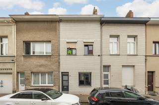 <p><span>Spacieuse maison de 4 chambres à rénover, dans un quartier animé !</span></p><p><span>Située dans une rue commerçante animée </span></p>
