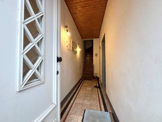 Welkom in de Oude Ieperseweg 4 te Heule. De woning werd voorzien van nieuwe ruiten en het dak werd reeds geïsoleerd.<br /><br />Op het gelijkvloers is er een inkom, leefruimte, zitruimte, keuken met doorgang naar het terras en onderhoudsvriendelijke tuin, ruime badkamer en toegang tot de kelder.<br /><br />Verdiep 1 heeft 2 kamers die nog verder moeten afgewerkt worden (vb. plak en schilderwerk).<br />Er is een vaste trap naar de zolder waar een derde gezellige kamer kan gemaakt worden.<br /><br /><br />PLUSPUNTEN:<br />+ Locatie<br />+ Vernieuwde ketel warm water<br />+ Vernieuwde ramen + geïsoleerd dak<br />+ Onderhoudsvriendelijke tuin met tuinhuis