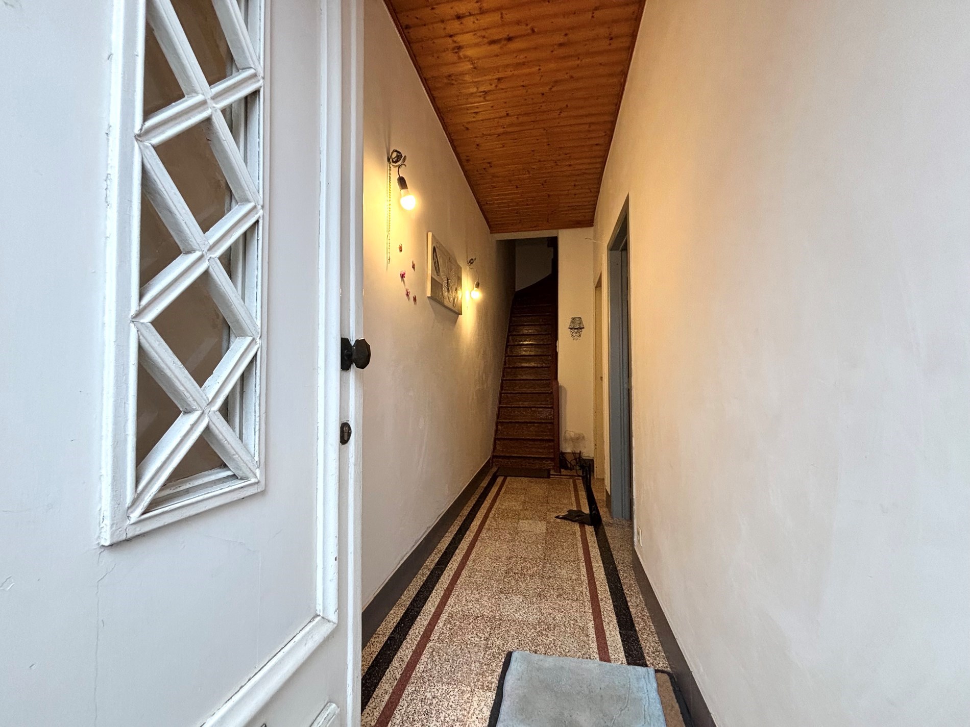 Op te frissen rijwoning met tuin, vernieuwde ramen en geïsoleerd dak. - foto 3