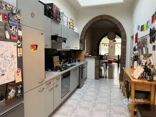 <p><span> </span></p><p><span>Super gezellig gelijkvloers appartement (70m²) met één slaapkamer en stadstuin </span></p><p><span> </span></p><p><span>Het appartement bevindt zich op wandelafstand van alle toffe restaurants en bars op het Zuid, </span></p><p><span>openbaar vervoer, scholen en winkels. </span></p><p><span> </span></p><p><span> </span></p><p><span>We betreden het appartement in de cozy leefruimte van 36m². </span></p><p><span>Aangrenzend hebben we de keuken van 19m² op tegels voorzien van alle comfort.</span></p><p><span>Slaapkamer van 10m².</span></p><p><span>Badkamer voorzien van douche, lavabo en toilet. </span></p><p><span>In de hal naast de badkamer is er aansluiting voor de wasmachine en droogkast te plaatsen. </span></p><p><span>en tot slot de zonnige Zuidwest stadstuin van circa 40m² waar je heerlijk kan vertoeven!</span></p><p><span> </span></p><p><span>vaste kosten: 30 euro p.p./maand voor provisie water, aparte meters gas en elektriciteit. </span></p><p><span>Voor meer informatie of een gratis schatting surf naar www.hansimmo.be</span></p><p><span> </span></p><p><span> </span></p><p><span> </span></p>