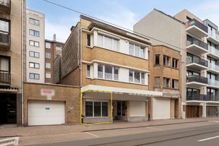 Dit aangename en verzorgde appartement is gelegen in de Nieuwpoortlaan in De Panne, op wandelafstand van het centrum, winkels en horeca.<br /><br />U wordt verwelkomd in een lichtrijke leefruimte met salon- en eethoek en aansluitend een volledig ingerichte open keuken.<br />Het appartement beschikt over drie slaapkamers, een badkamer met inloopdouche en lavabomeubel en een afzonderlijk toilet. Verder is er een praktische berging met aansluiting voor een wasmachine.<br /><br />Dit <u>gemeubelde appartement</u> is perfect geschikt als vaste woonst, tweede verblijf aan zee of interessante investering.<br /><br /><strong>TROEVEN:</strong>
<ul>
<li>Lichtrijke leefruimte</li>
<li>Volledig ingerichte open keuken</li>
<li>Twee slaapkamers</li>
<li>Badkamer met inloopdouche</li>
<li>Afzonderlijk toilet</li>
<li>Praktische berging</li>
<li>Centrale ligging in De Panne</li>
</ul>