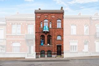 <p>Braine-le-Comte – Superbe maison de maître au cœur de la ville<br /><br />Idéalement située dans le centre-ville de Braine-le-Comte, à proximité immédiate de toutes les commodités, cette élégante maison de maître séduit par son cachet unique et ses volumes généreux.<br /><br />La propriété, érigée sur un seul et même cadastre, propose une disposition rare et fonctionnelle :<br /><br />Demi-sous-sol : un appartement totalement indépendant et relié à la maison, comprenant une chambre, un séjour, une cuisine équipée, une salle de bain avec WC ainsi qu’un accès direct vers la terrasse grâce à une large baie vitrée. Cet espace bénéficie également d’une pergola pour profiter de l’extérieur en toute saison.<br /><br />Demi-niveau supérieur : un vaste séjour lumineux, une cuisine entièrement équipée, une belle terrasse dotée d’un pare-soleil électrique. L’entrée majestueuse est mise en valeur par un escalier en marbre blanc, tout comme les cheminées qui soulignent le cachet de la demeure.<br /><br />Étage : trois chambres confortables et une salle de douche récente.<br /><br />Combles : un grand grenier offrant un potentiel d’aménagement supplémentaire.<br /><br />Atouts supplémentaires :<br /><br />PEB D : 20251001016451 <br /><br />📍 Prix indicatif : 399.000 €<br /><br />Pour plus d’informations ou organiser une visite, contactez :<br />📞 0475 66 46 52<br />📧 jeremy.p@winvest.be</p>