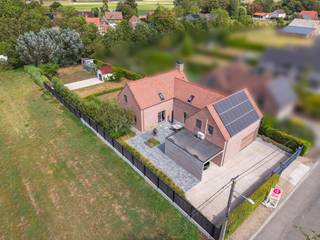 Deze schitterende villa, gebouwd in 2010, is gelegen in Hérinnes (Pecq), op minder dan 10 minuten van Kooigem (Kortrijk) en 20 min van ’t Hoge (Kortrijk)  en 15 minuten van Doornik. Dankzij de vlotte bereikbaarheid en de nabijheid van tal van voorzieningen zoals winkels, horeca, scholen en een apotheek geniet u hier van een uiterst aangename woonomgeving. De open vergezichten over de glooiende velden zorgen bovendien voor een uitzonderlijk gevoel van rust en ruimte.<br /><br />De royale woonvolumes, de hoogwaardige afwerking en de prachtig aangelegde tuin met maximale privacy maken van deze villa een unieke opportuniteit.<br /><br />Gelijkvloers:<br />- inkomhal met gastentoilet<br />- lichtrijke woonkamer voorzien van een eethoek en zithoek met haard (hout), ingemaakte kastenwand (franse eik)<br />- sfeervolle hyper-ingerichte woonkeuken met zicht op beide terrassen<br />- ruime bureaukamer, kan ook dienen als extra slaapkamer/polyvalente ruimte<br />- toegang tot ruime, koele kelder<br />- grote inpandige garage<br />- voorzien van een carport met laadvoorziening (Smappee)<br /><br />Verdieping:<br />- 3 mooie slaapkamers, waarvan 1 zeer grote master bedroom, voorzien van maatmeubilair<br />- verzorgde badkamer voorzien van dubbele lavabo, whirlpool bad &amp; douche<br />- wasruimte op de verdieping, voorzien van toilet en lavabo<br />- toegang tot ruime bergzolder<br /><br />Extra<br />- mooi aangelegde tuin, voorzien van tuinhuis<br />- zonnepanelen (geplaatst in 2013)<br />- ventilatiesysteem C+<br />- vloerverwarming doorheen de volledige woning<br />- airconditioning op de bovenverdieping<br />- kwalitatieve, duurzame materialen (natuusteen, parket, franse eik, eikenhouten deuren...)<br />- laadpaal in carport<br /><br />Meer info of een bezoek gewenst?<br /><br /><br /><br />Bestuursmaatregelen in het maatregelenregister: in aanvraag